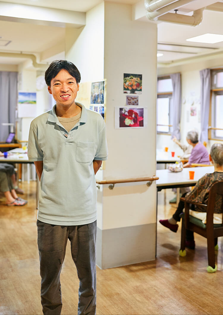 介護施設のスタッフと入居者。食堂での日常風景。